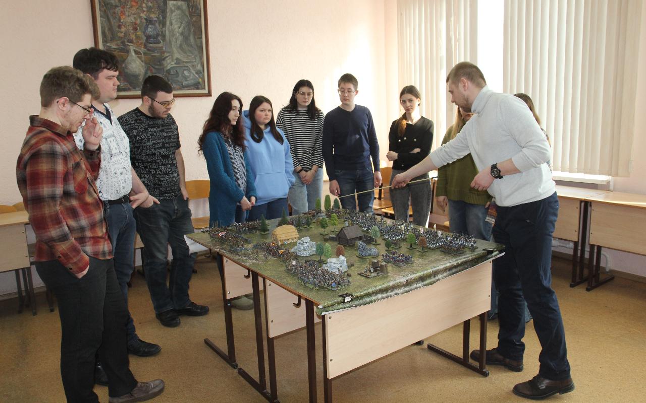 ФОТО к новости: Викинги, стрельцы, гусары: в НГПУ состоялась выставка военно-исторической миниатюры из коллекции выпускника ИИГСО