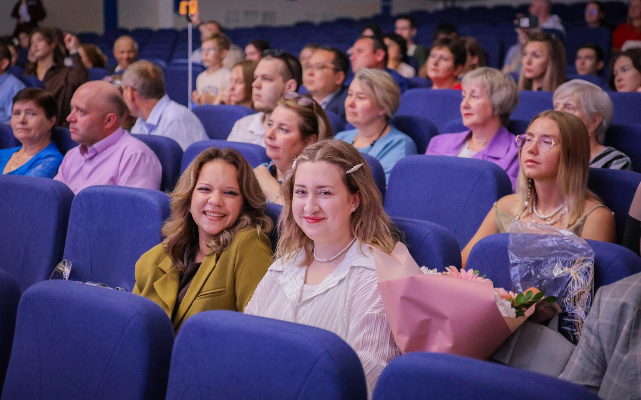 ФОТО к новости: «Вы — будущее России»: в НГПУ состоялось вручение дипломов выпускникам Института истории, гуманитарного и социального образования