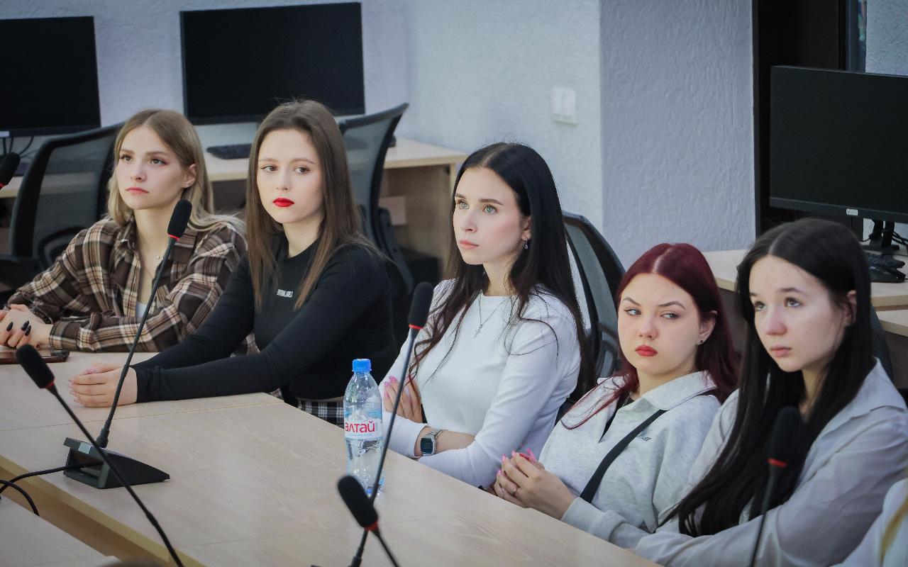 ФОТО к новости: История как основа гражданского самосознания: в НГПУ прошла встреча с протоиереем Борисом Пивоваровым в рамках проекта «Разговоры о важном»