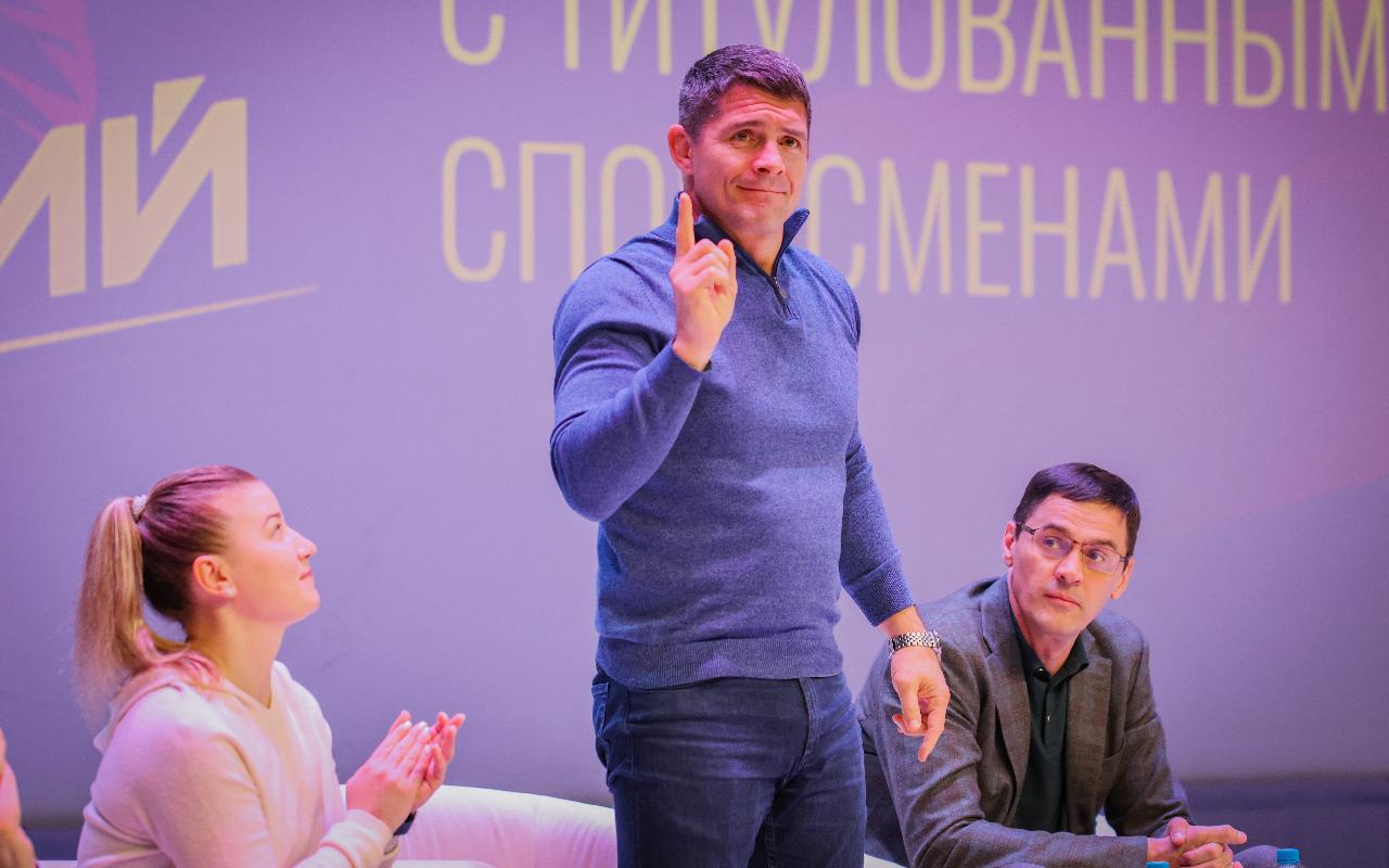 ФОТО к новости: Как стать героем спорта: олимпийские легенды раскрыли секреты студентам НГПУ