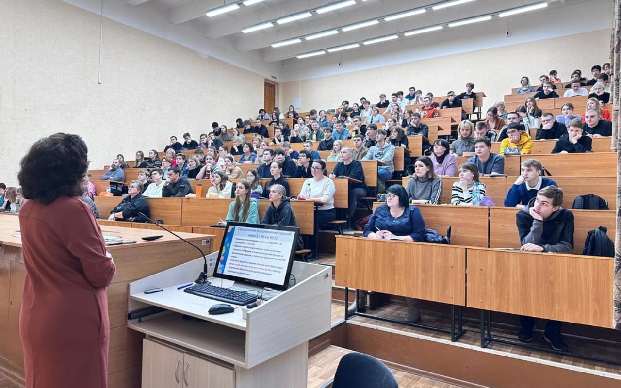 ФОТО к новости: Более 700 школьников и учителей посетили семинары ИФМИТО НГПУ по подготовке к ЕГЭ по профильной математике 