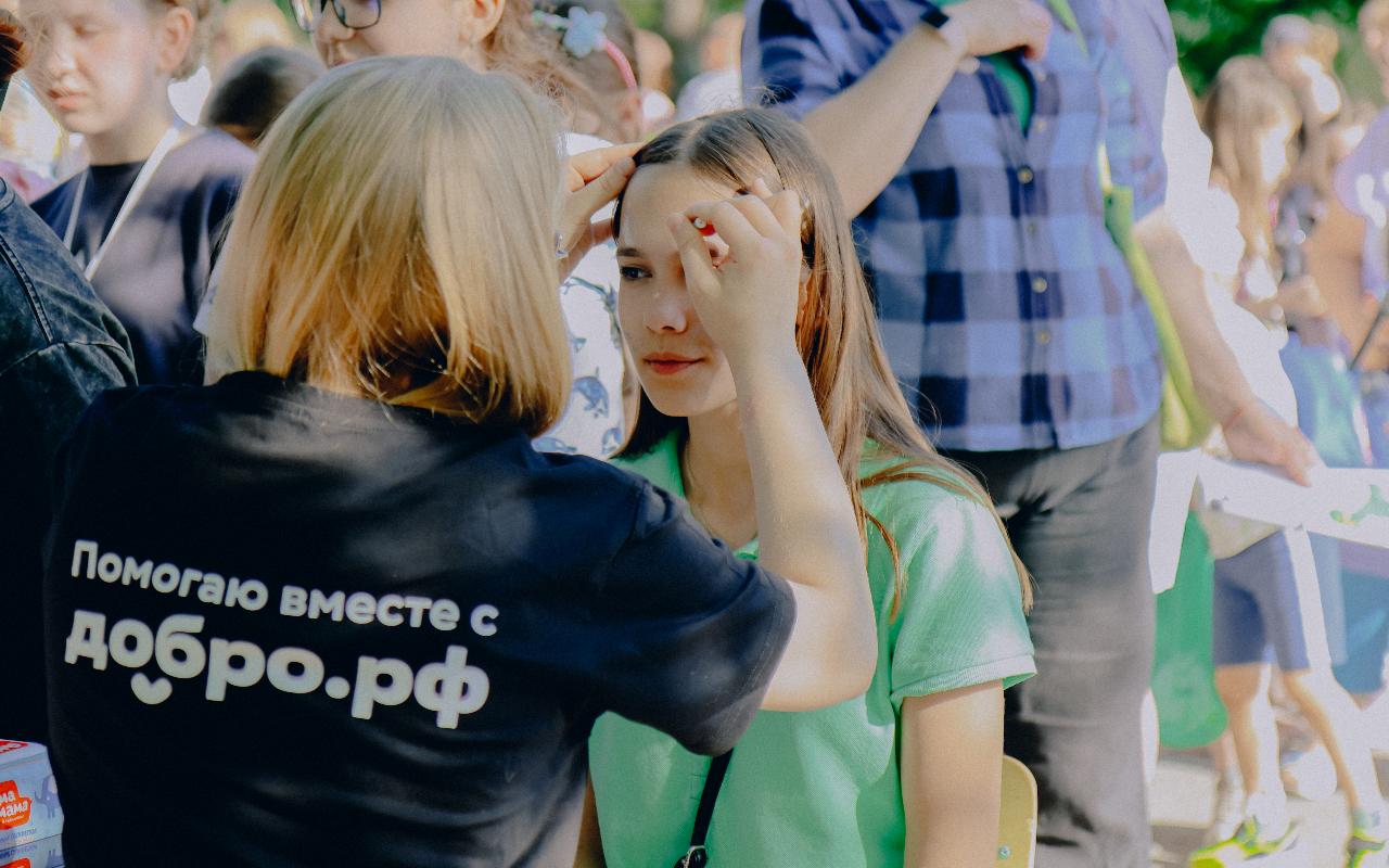ФОТО к новости: Герои, аквагрим и игры: как НГПУ встретил первый день лета