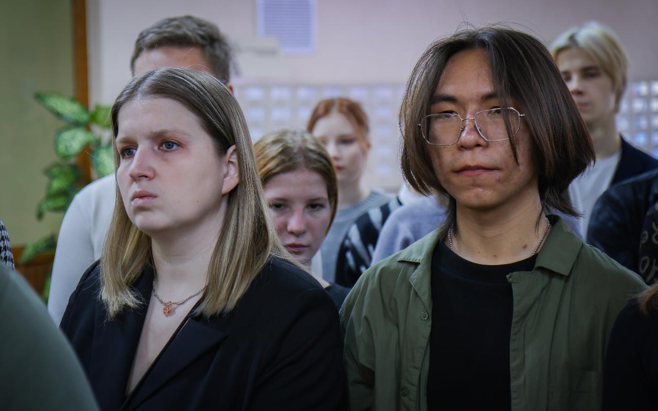 ФОТО к новости: В НГПУ почтили память героев: возложение цветов и урок мужества в День Героев Отечества