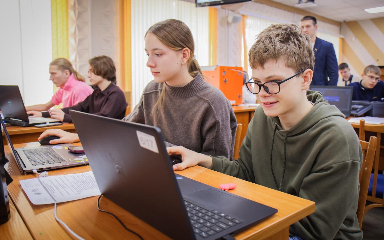 ФОТО к новости: В НГПУ прошёл региональный этап Всероссийской инженерной олимпиады школьников по 3D-технологиям