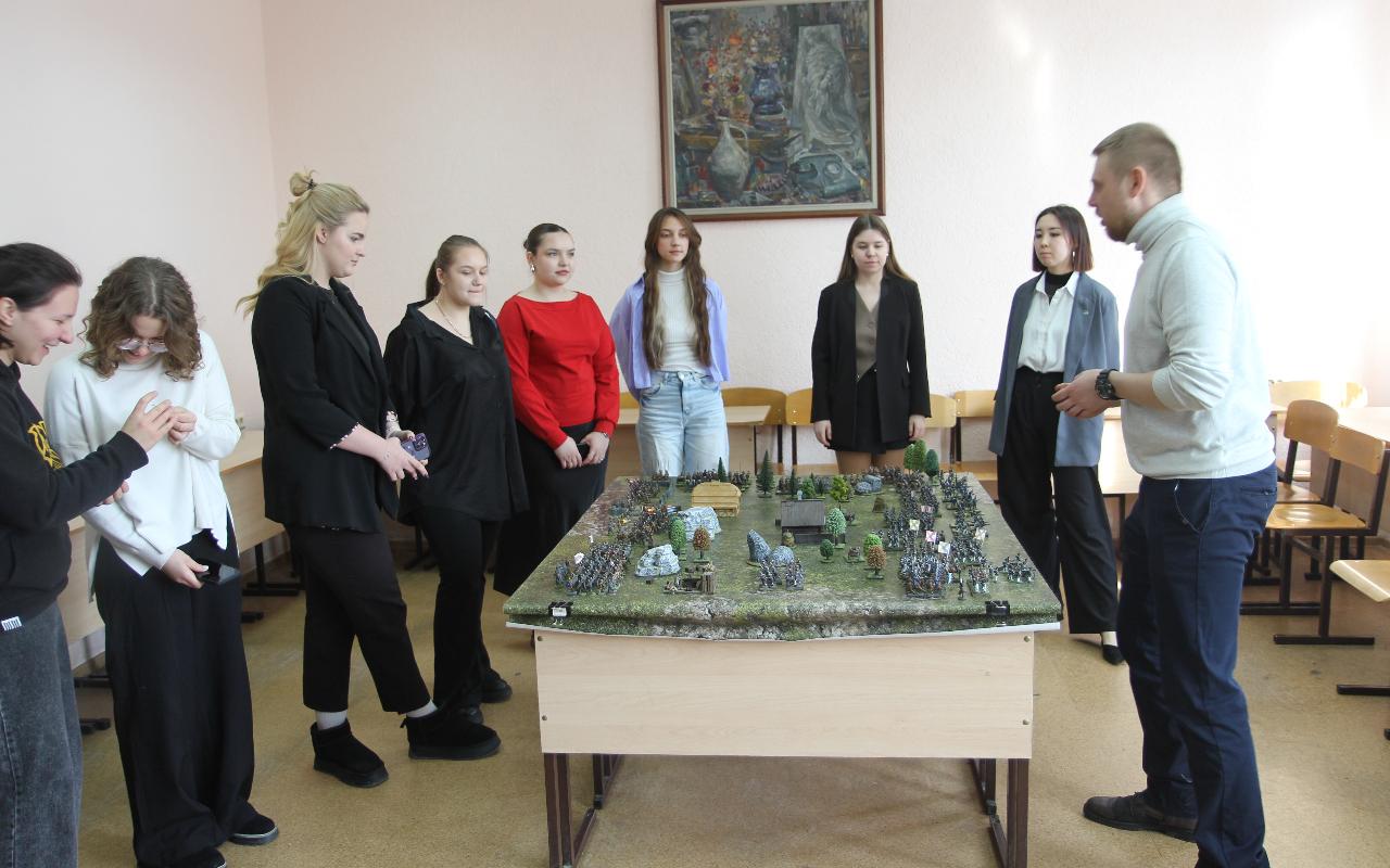 ФОТО к новости: Викинги, стрельцы, гусары: в НГПУ состоялась выставка военно-исторической миниатюры из коллекции выпускника ИИГСО