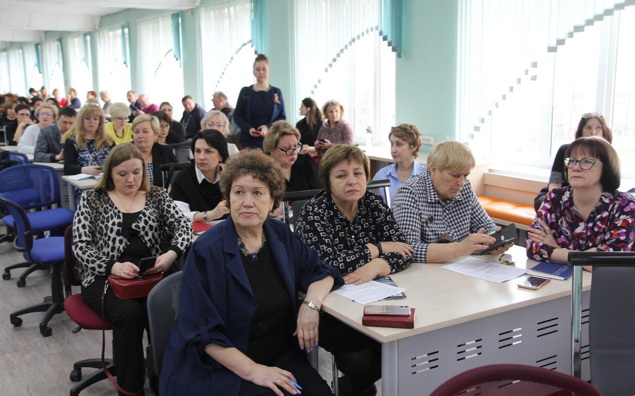 ФОТО к новости: Педагогический дневник: в НГПУ начался разговор с директорами школ Новосибирска о проблемах образования