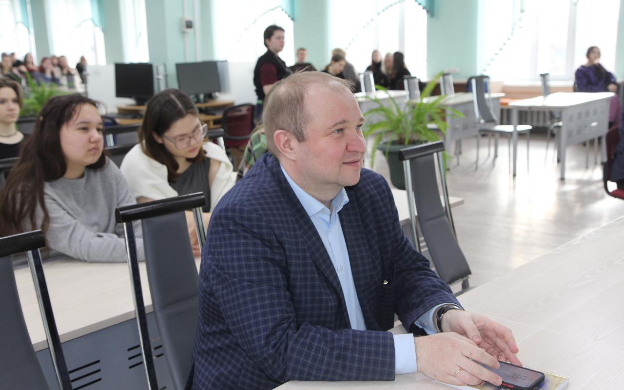 ФОТО к новости: «Если Родина выбрала тебя, ты не можешь ее подвести»: студенты НГПУ встретились с потомственным военным – участником СВО