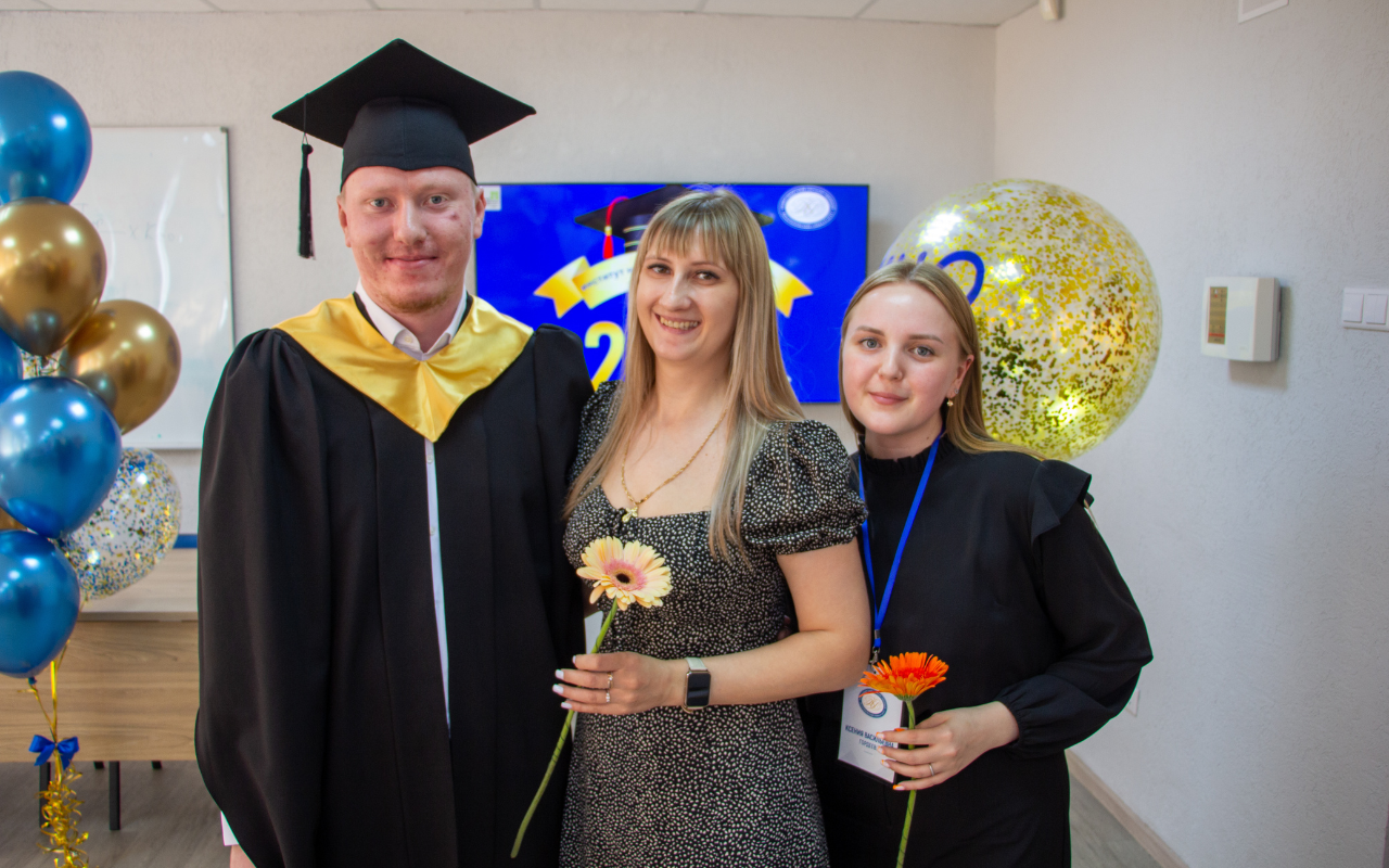 ФОТО к новости: От научных достижений до высших наград: в ИНО НГПУ состоялось вручение дипломов выпускникам