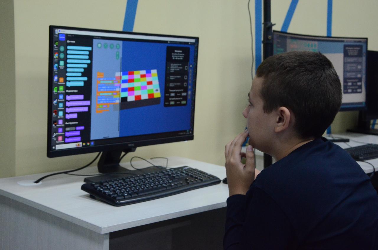 ФОТО к новости: В технопарке НГПУ продолжаются интенсивные образовательные семинары по подготовке к всероссийскому чемпионату по виртуальной робототехнике «Юный Кулибин»