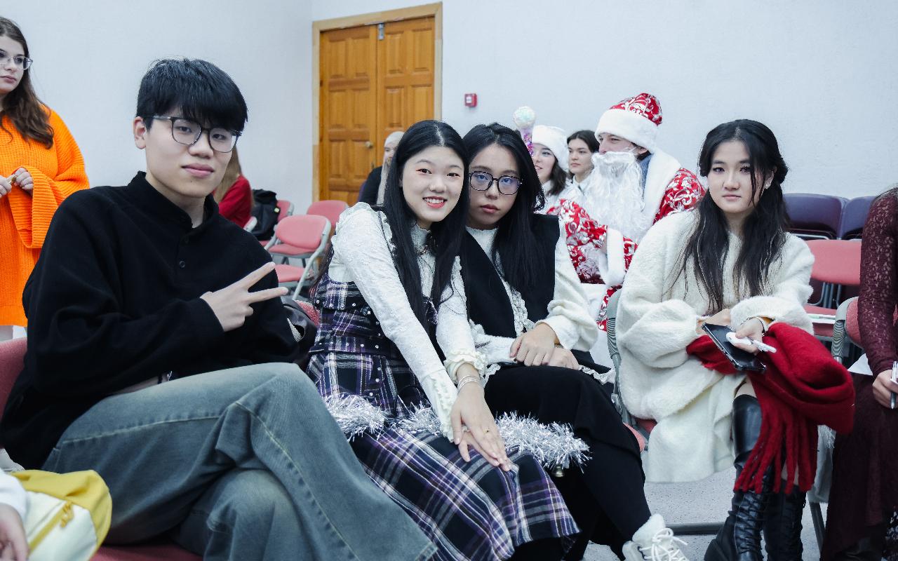 ФОТО к новости: Новый год без границ: как иностранные студенты ИФиМ НГПУ знакомились с русскими традициями