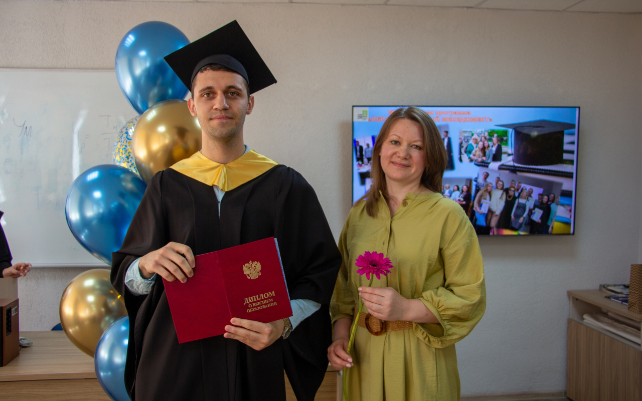 ФОТО к новости: От научных достижений до высших наград: в ИНО НГПУ состоялось вручение дипломов выпускникам