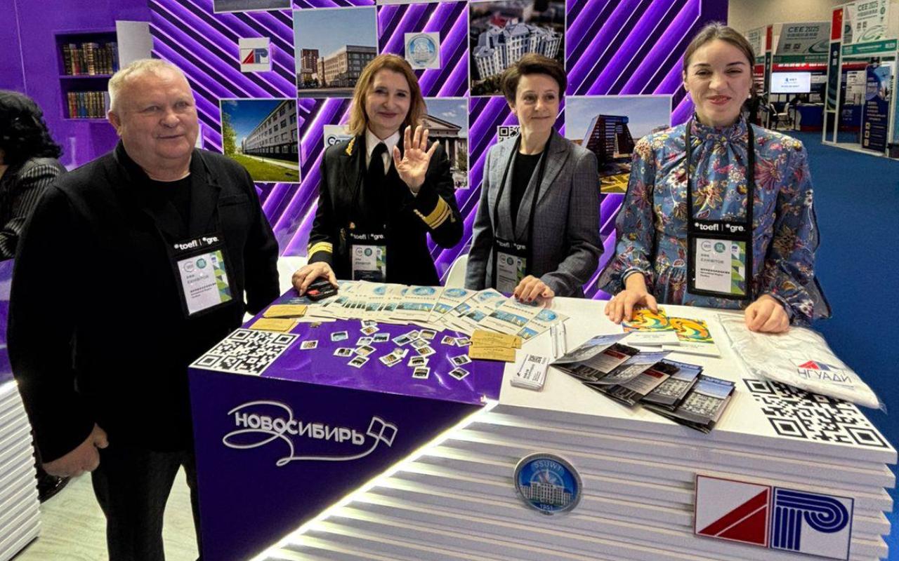 ФОТО к новости: И.о. ректора НГПУ Сергей Нелюбов принимает участие в работе международной образовательной выставки в КНР