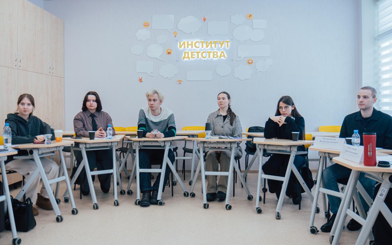 ФОТО к новости: Говорить честно и по делу: в НГПУ обсудили, каким бывает современное родительство