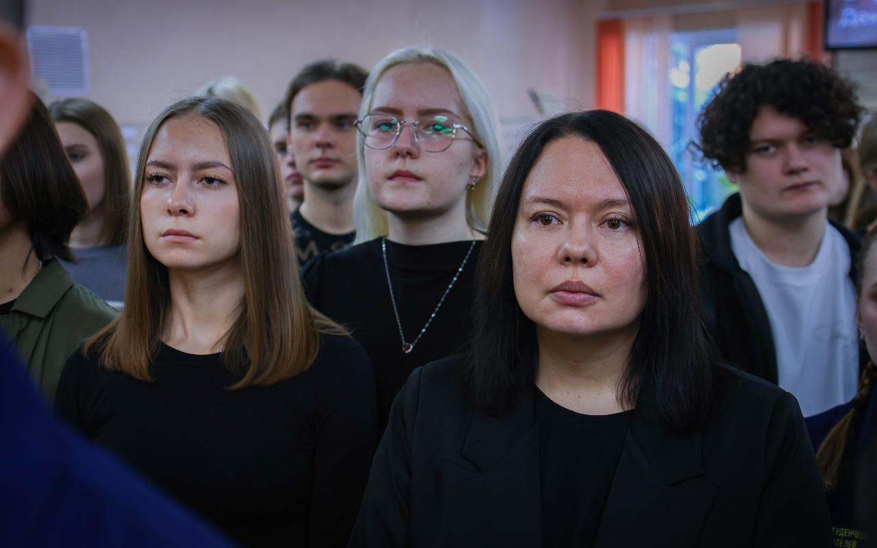 ФОТО к новости: В НГПУ почтили память героев: возложение цветов и урок мужества в День Героев Отечества