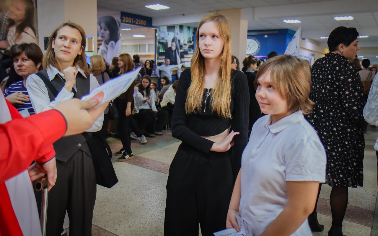 ФОТО к новости: 5 причин поступить в любимый педагогический: и.о. ректора Сергей Нелюбов на Дне открытых дверей рассказал о преимуществах НГПУ