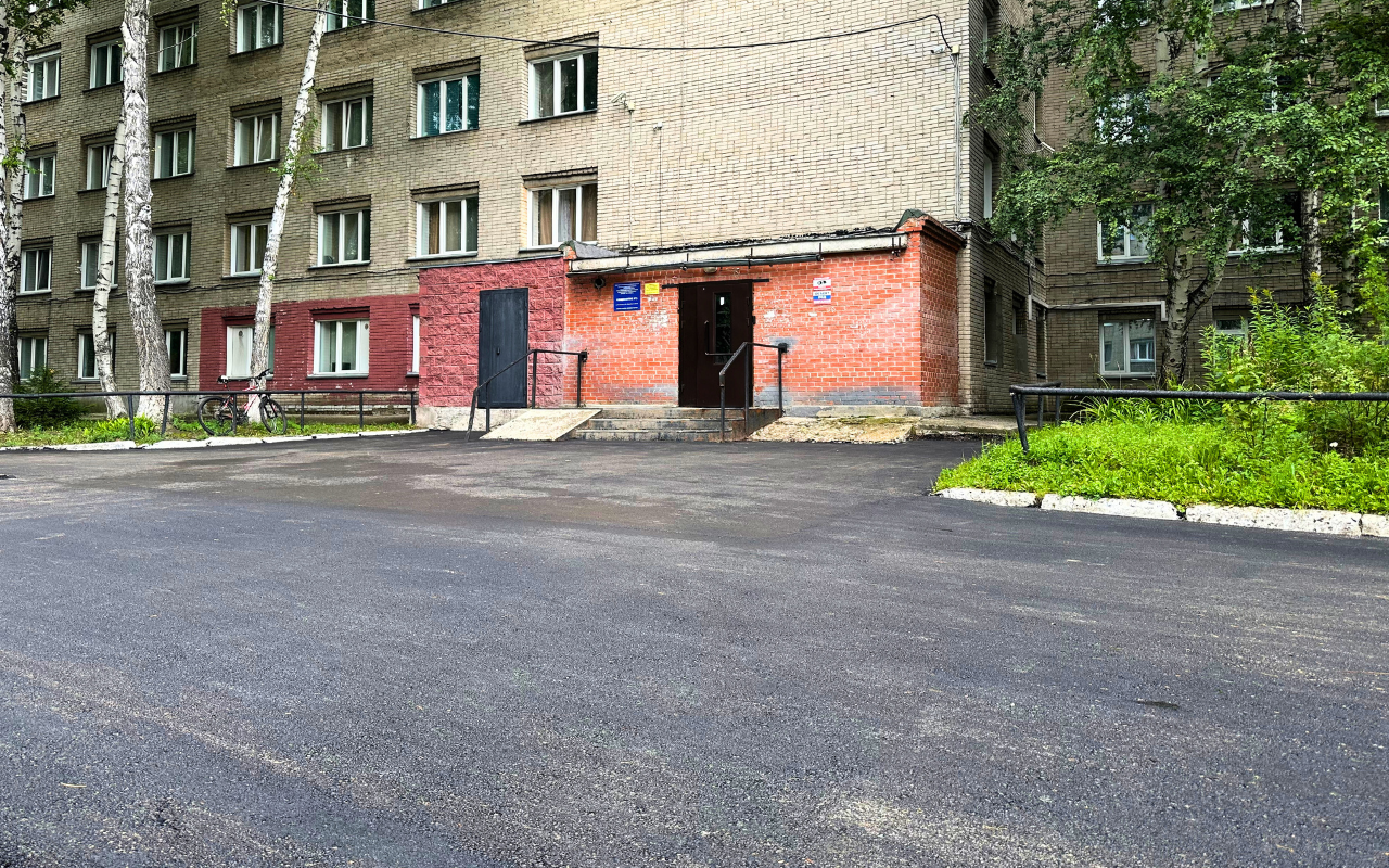 ФОТО к новости: Обращение студентов — приоритет ректора: у третьего общежития НГПУ обновили территорию 