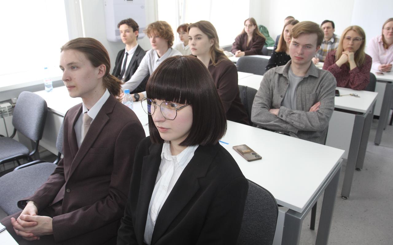 ФОТО к новости: Верность традициям и борьба за правду: в НГПУ обсудили, как с помощью истории воспитать патриотов