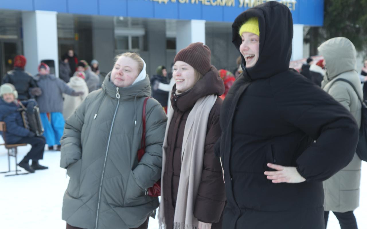 ФОТО к новости: Праздничный поезд и хороводы: в НГПУ встретили Масленицу