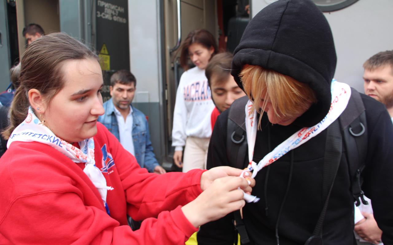 ФОТО к новости: «Сибирские горизонты для друзей» открывают вместе с НГПУ школьники из ЛНР