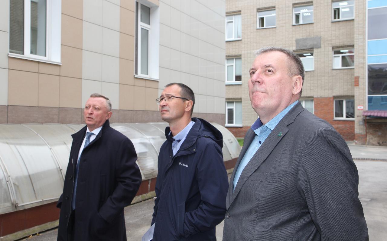 ФОТО к новости: Территория творческих возможностей: и.о. ректора Сергей Нелюбов познакомился с работой ИКиМП НГПУ