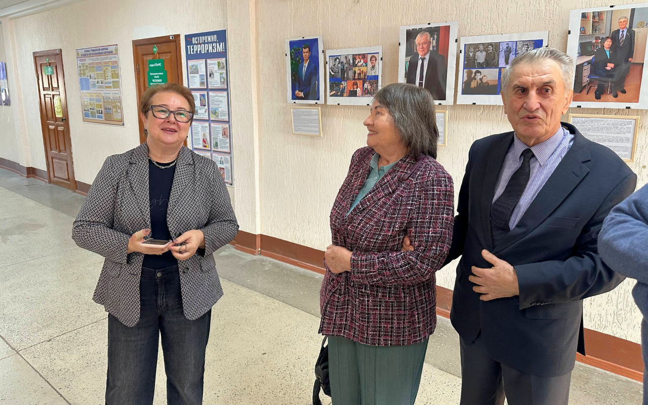 ФОТО к новости: В НГПУ открылась фотовыставка Павла Мирошникова «Династии»