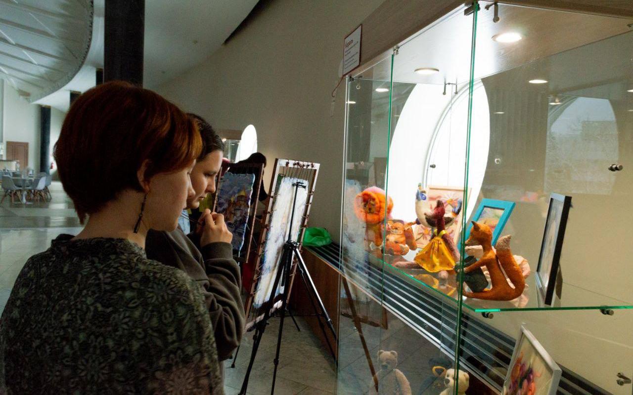 ФОТО к новости: Дневник ПедСибири: «Неслучайные образы». В театре «Глобус» открылась выставка творческих работ студентов и преподавателей НГПУ