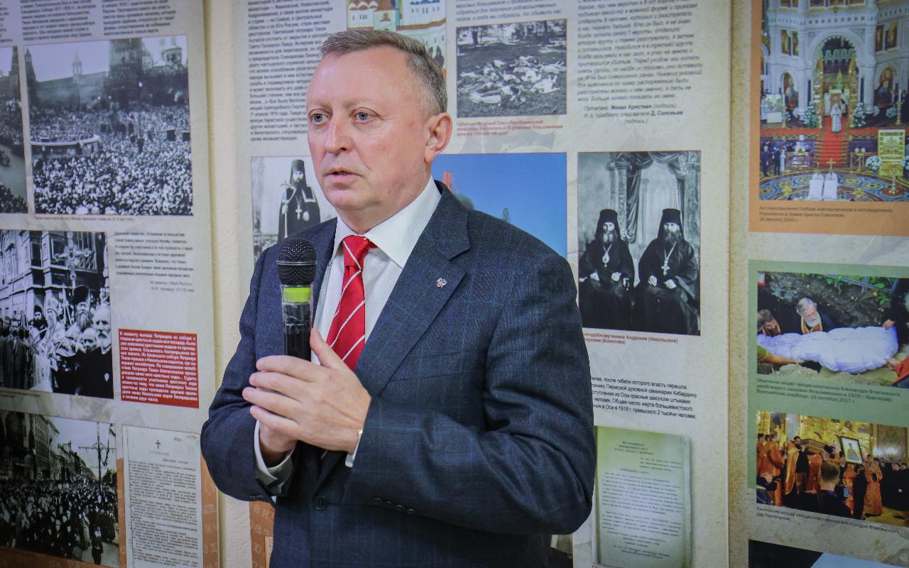 «Русская Голгофа»: в НГПУ открылась выставка о сохранении исторической памяти и духовного подвига XX века