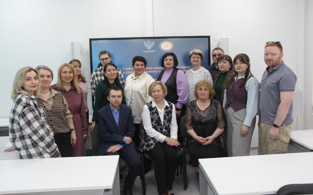 ФОТО к новости: От истории семьи – к истории России: мастер-класс в НГПУ дал победитель конкурса Фонда Румянцева