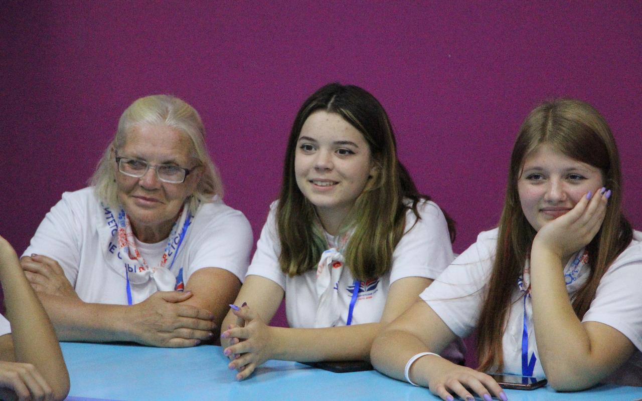 ФОТО к новости: Рецепт, как стать министром: глава Минобра Новосибирской области встретился со школьниками из ЛНР