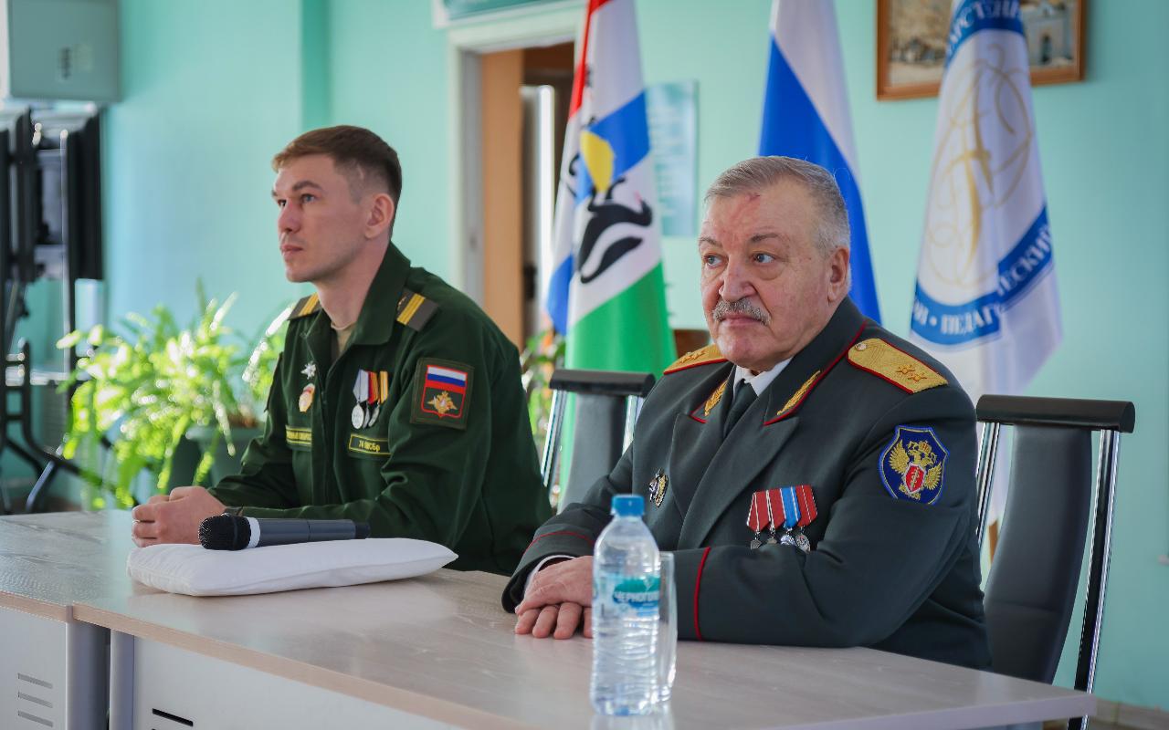 ФОТО к новости: В НГПУ почтили память героев: возложение цветов и урок мужества в День Героев Отечества