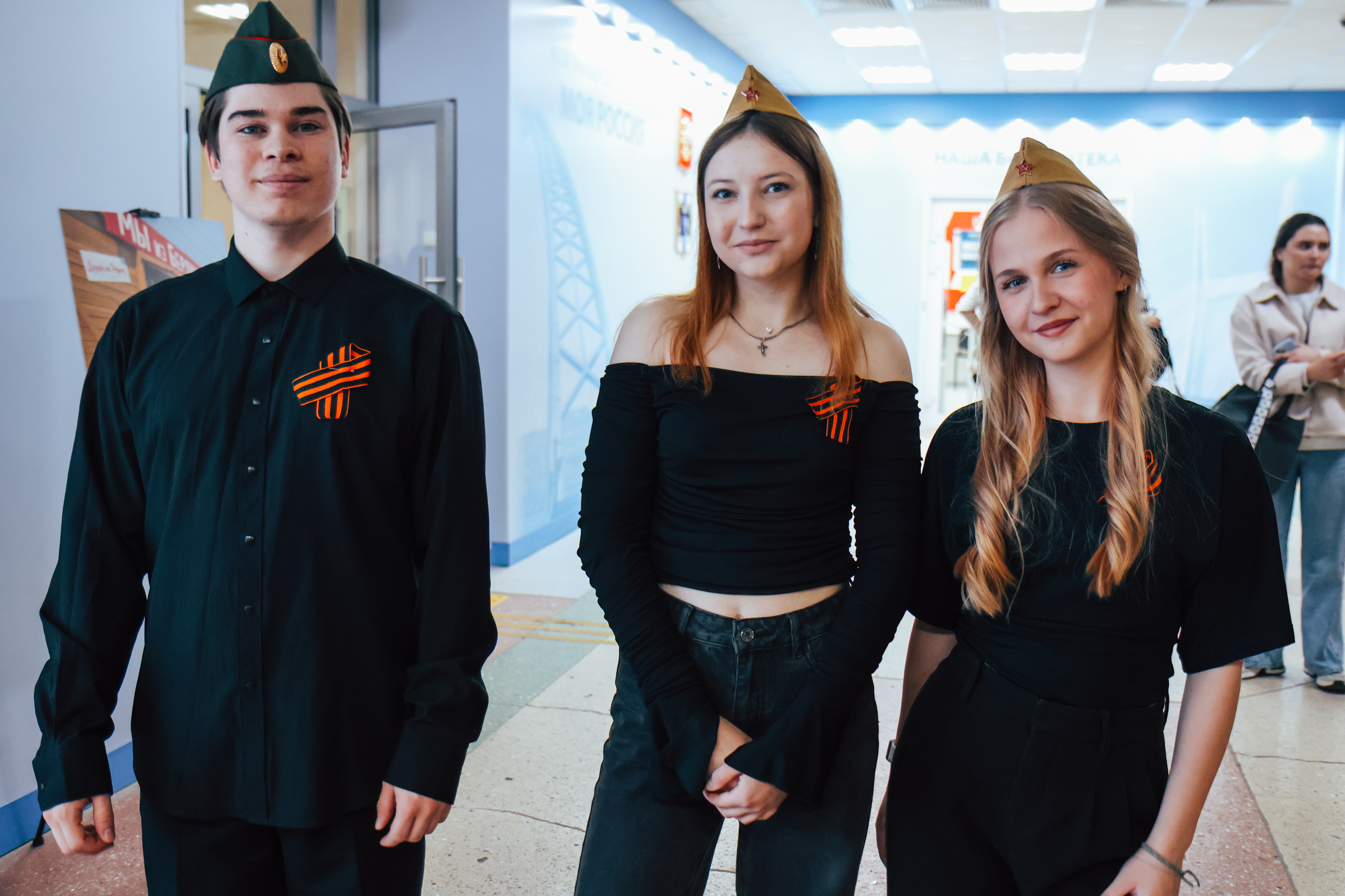ФОТО к новости: В НГПУ прошла акция «Песня тоже воевала» и открылась выставка «ФотоСтихия: авторы Победы»