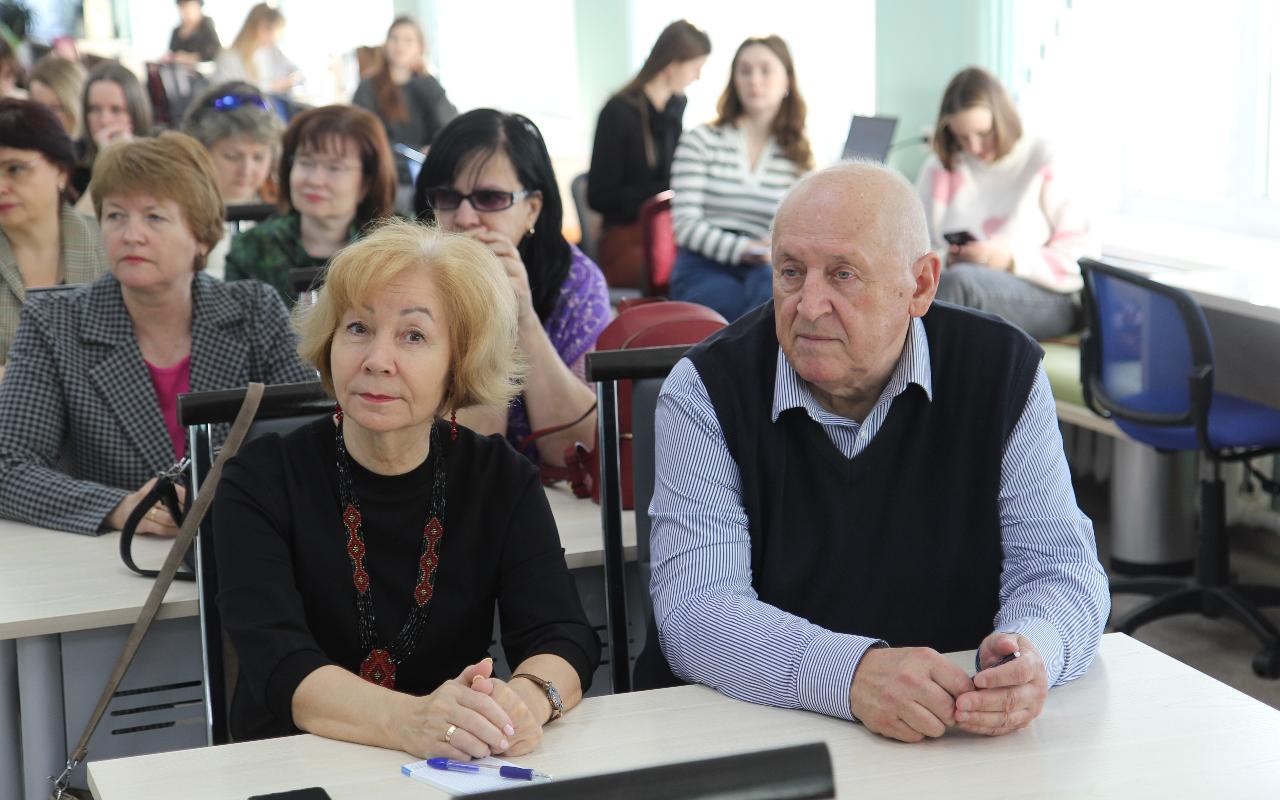 ФОТО к новости: Иностранный язык как инструмент сближения: на Всероссийской лингво-методической школе в НГПУ отдали дань памяти выдающимся личностям, связанным с историей ФИЯ