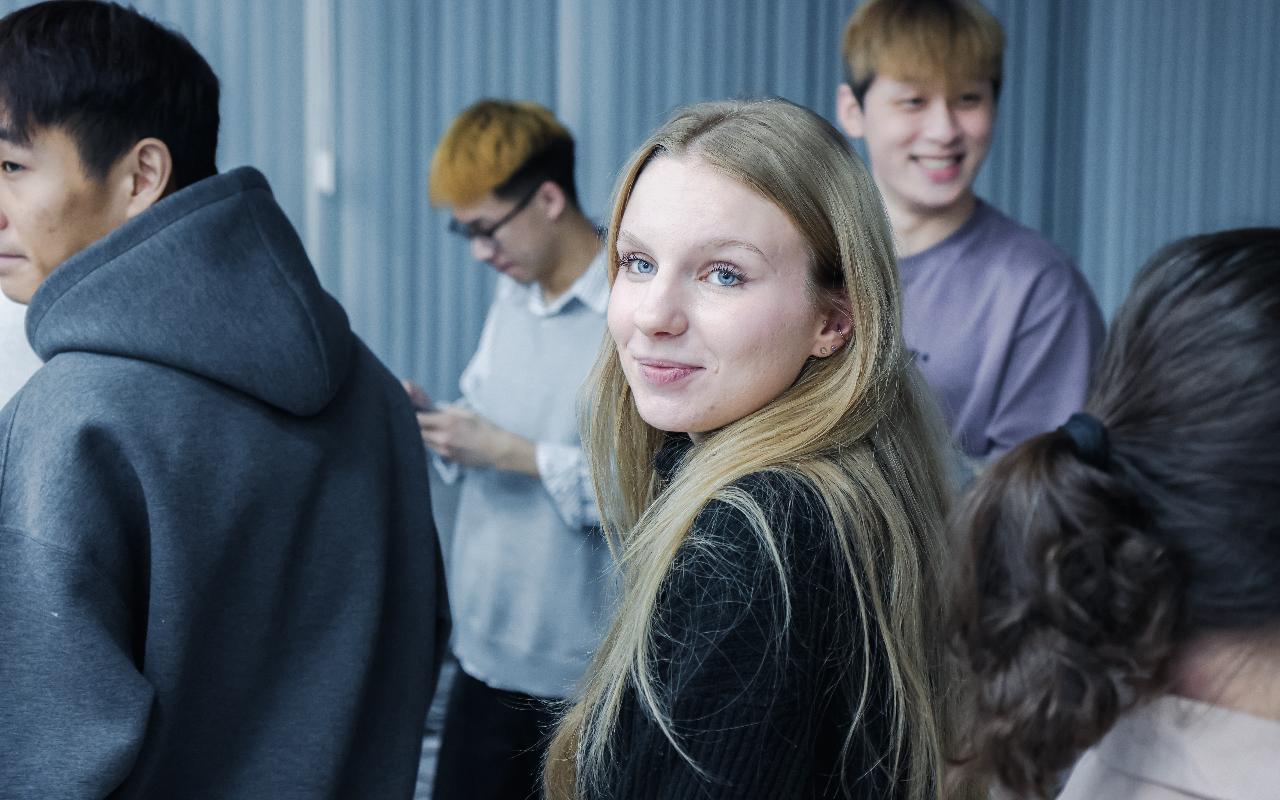 ФОТО к новости: Новый год без границ: как иностранные студенты ИФиМ НГПУ знакомились с русскими традициями