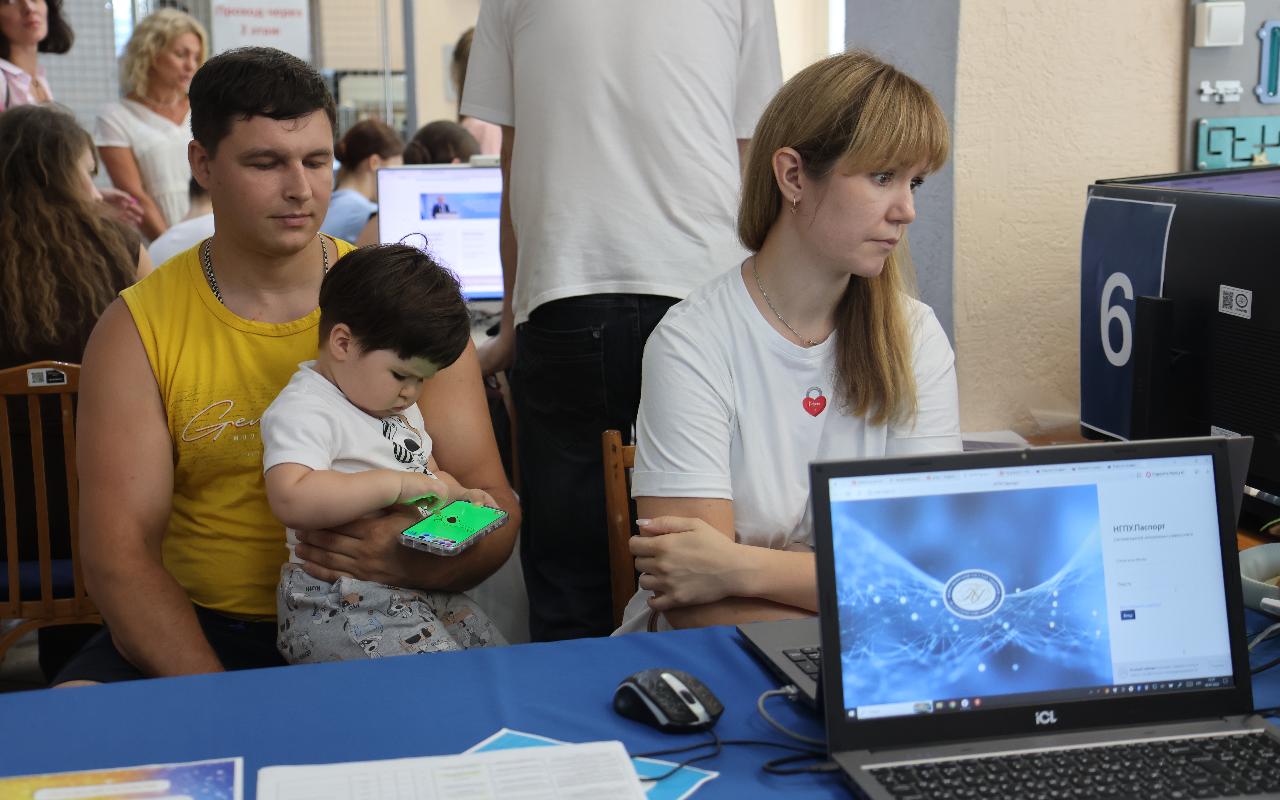 ФОТО к новости: Ректор НГПУ Сергей Нелюбов: число желающих учиться на целевом в педвузе растет 