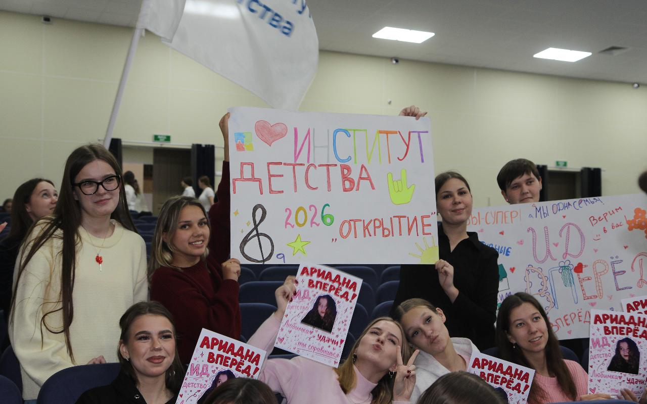 ФОТО к новости: Победительница творческого конкурса в НГПУ прямо на сцене получила предложение руки и сердца