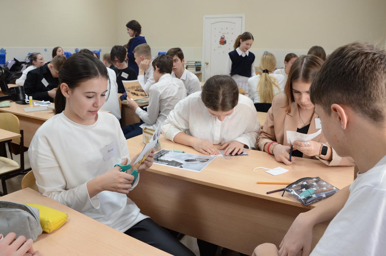 ФОТО к новости: Мероприятия по патриотическому воспитанию: студенты ИИГСО НГПУ проводят занятия для новосибирских школьников