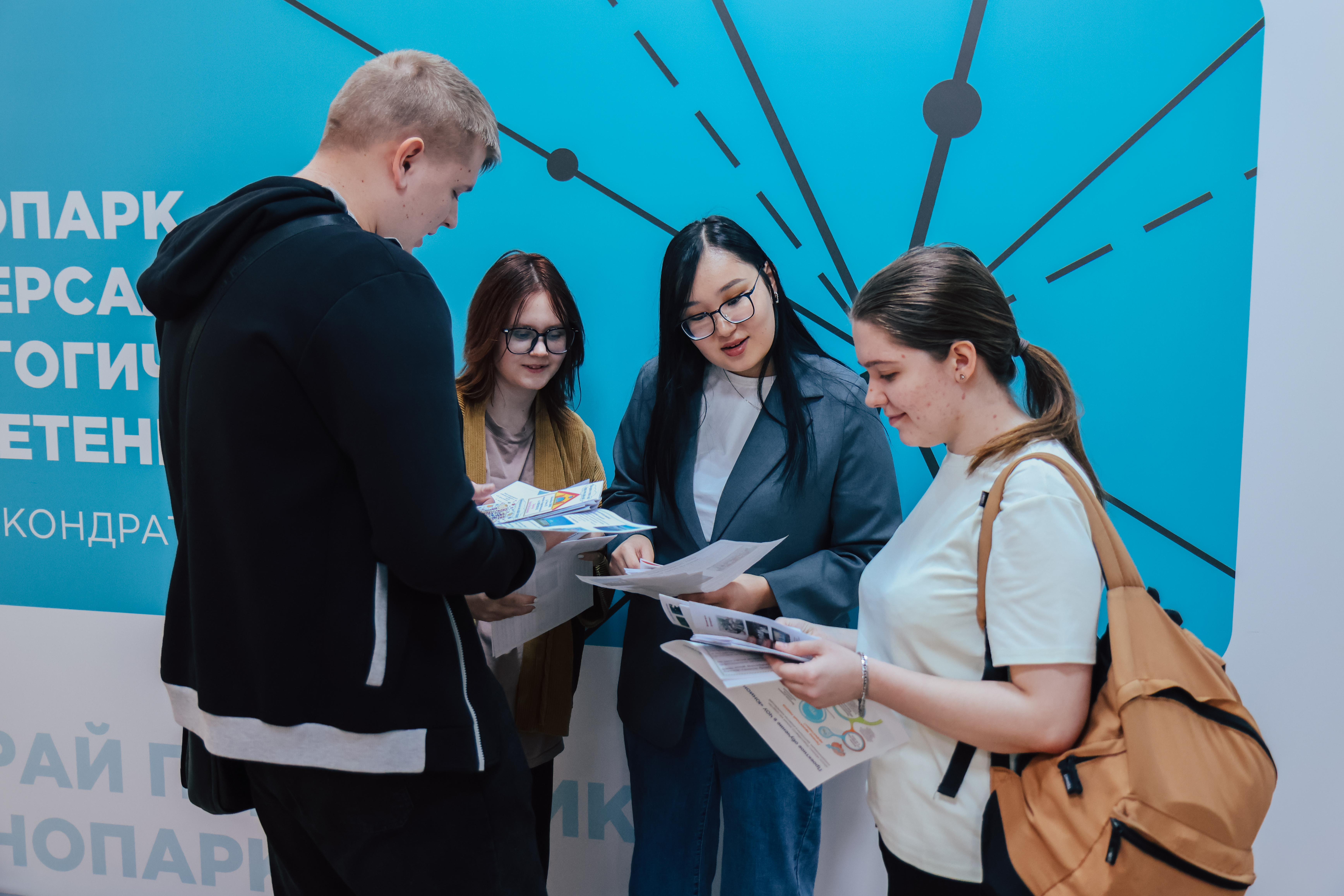 ФОТО к новости: Работодатели и будущие учителя встретились в НГПУ на Дне работодателя