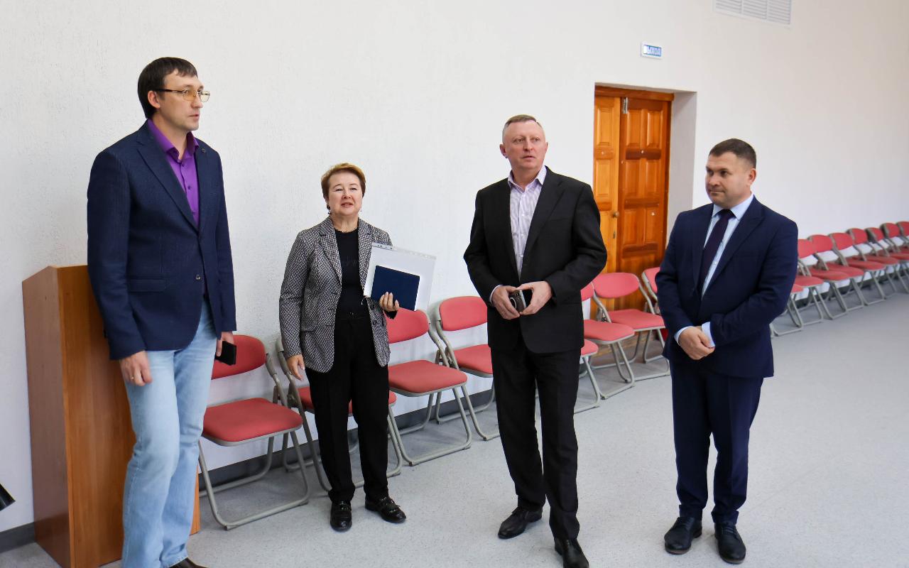 ФОТО к новости: В школе каждый день не похож на предыдущий: и. о. ректора НГПУ Сергей Нелюбов пообщался с будущими историками