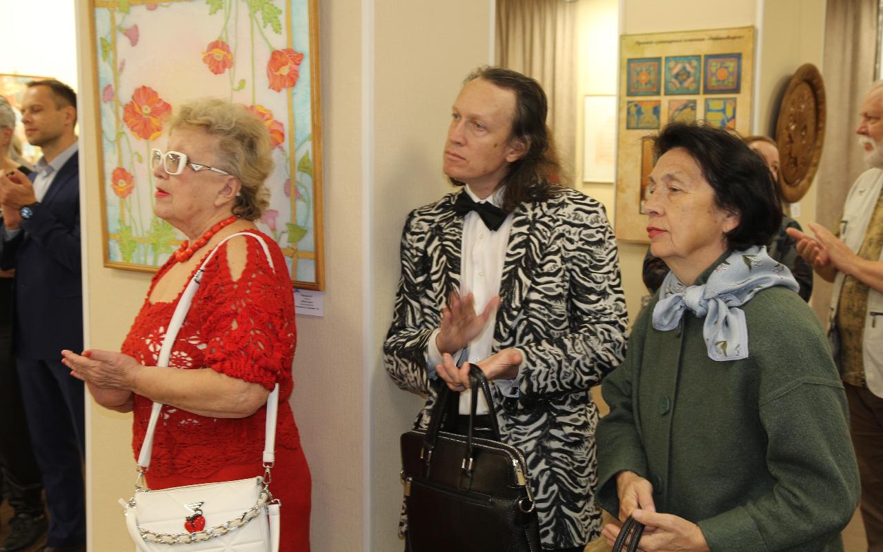 ФОТО к новости: Лучи творческого солнца: в Новосибирске открылась выставка к 30-летию кафедры  ДПИ НГПУ 