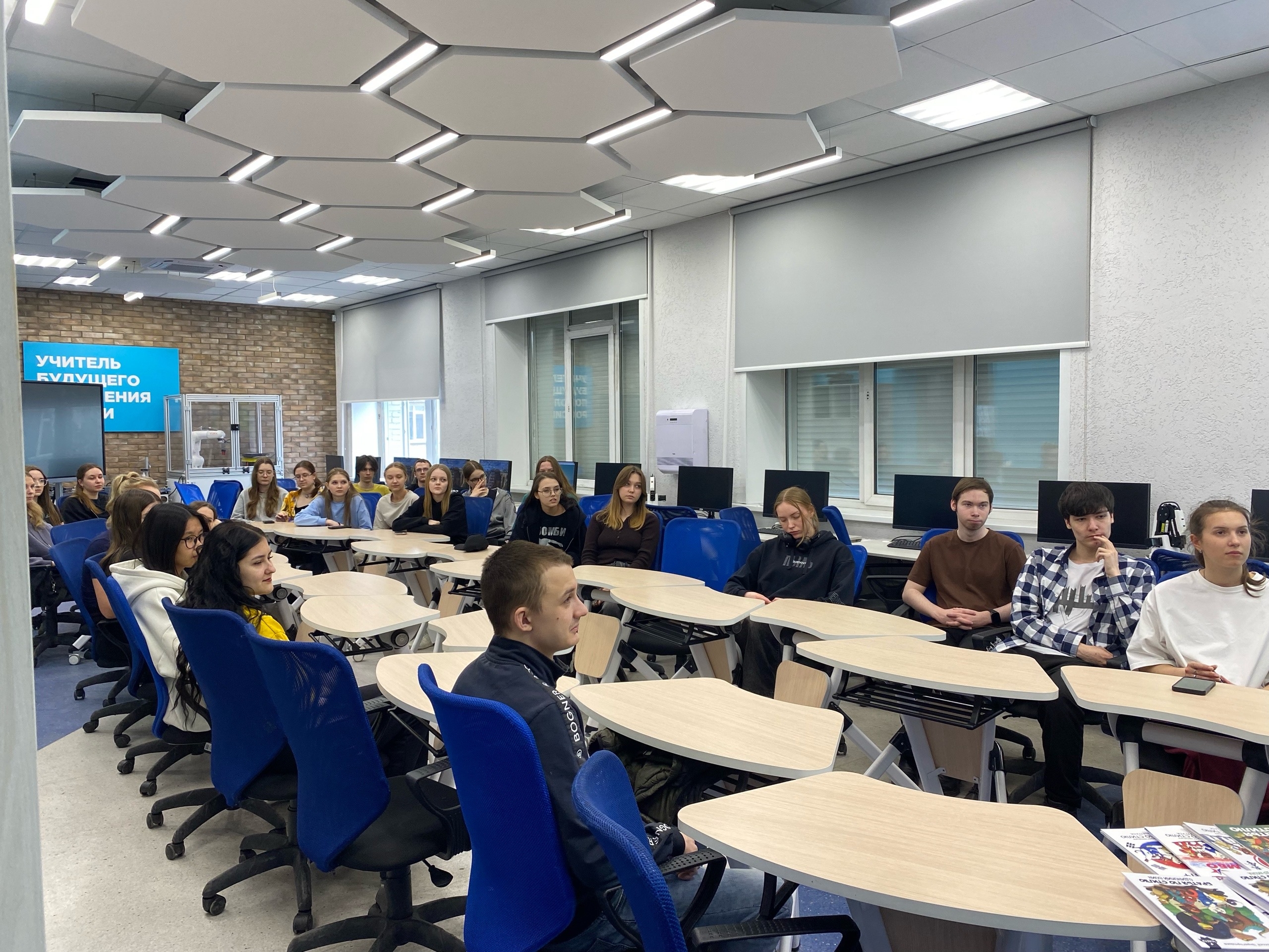 ФОТО к новости: В НГПУ состоялась встреча с детским писателем Алексеем Царегородцевым