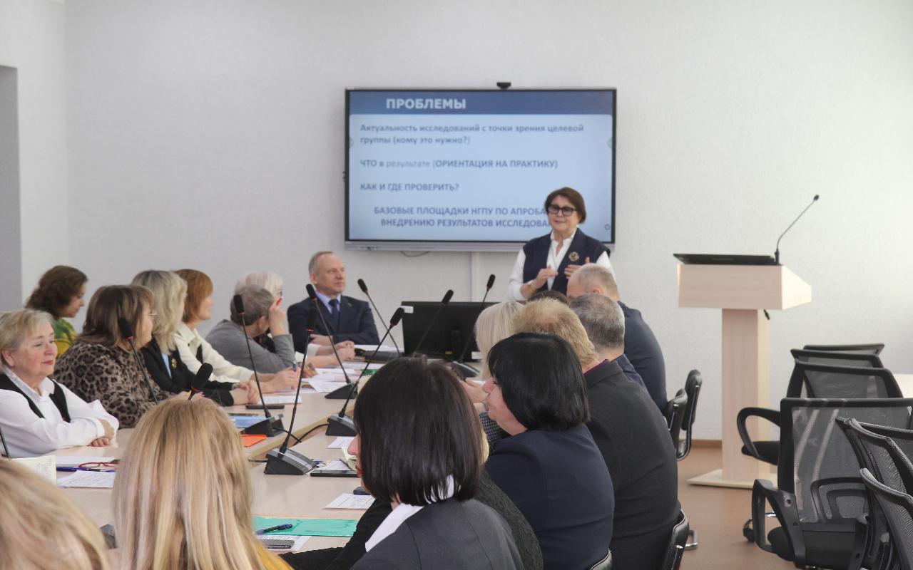 ФОТО к новости: Руководители 12 образовательных учреждений получили в НГПУ сертификаты базовых площадок по апробации и внедрению результатов исследований по темам Минпросвещения России  в 2026 году.