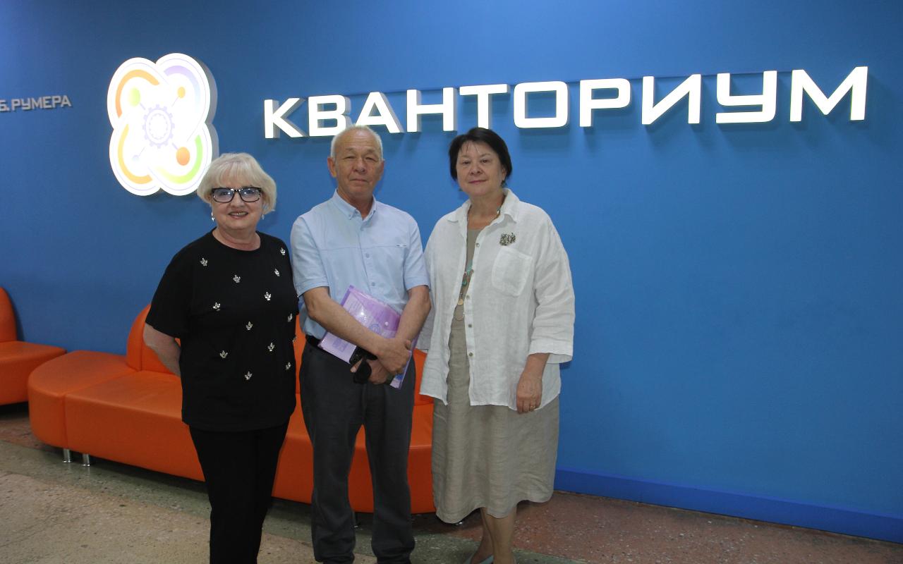 ФОТО к новости: Страны разные – проблемы общие: преподаватель вуза из Узбекистана знакомится с педагогическим опытом и традициями ИФМИТО НГПУ