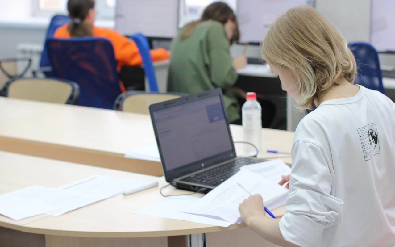 ФОТО к новости: НГПУ принял финалистов Всероссийского чемпионата сочинений «Своими словами»