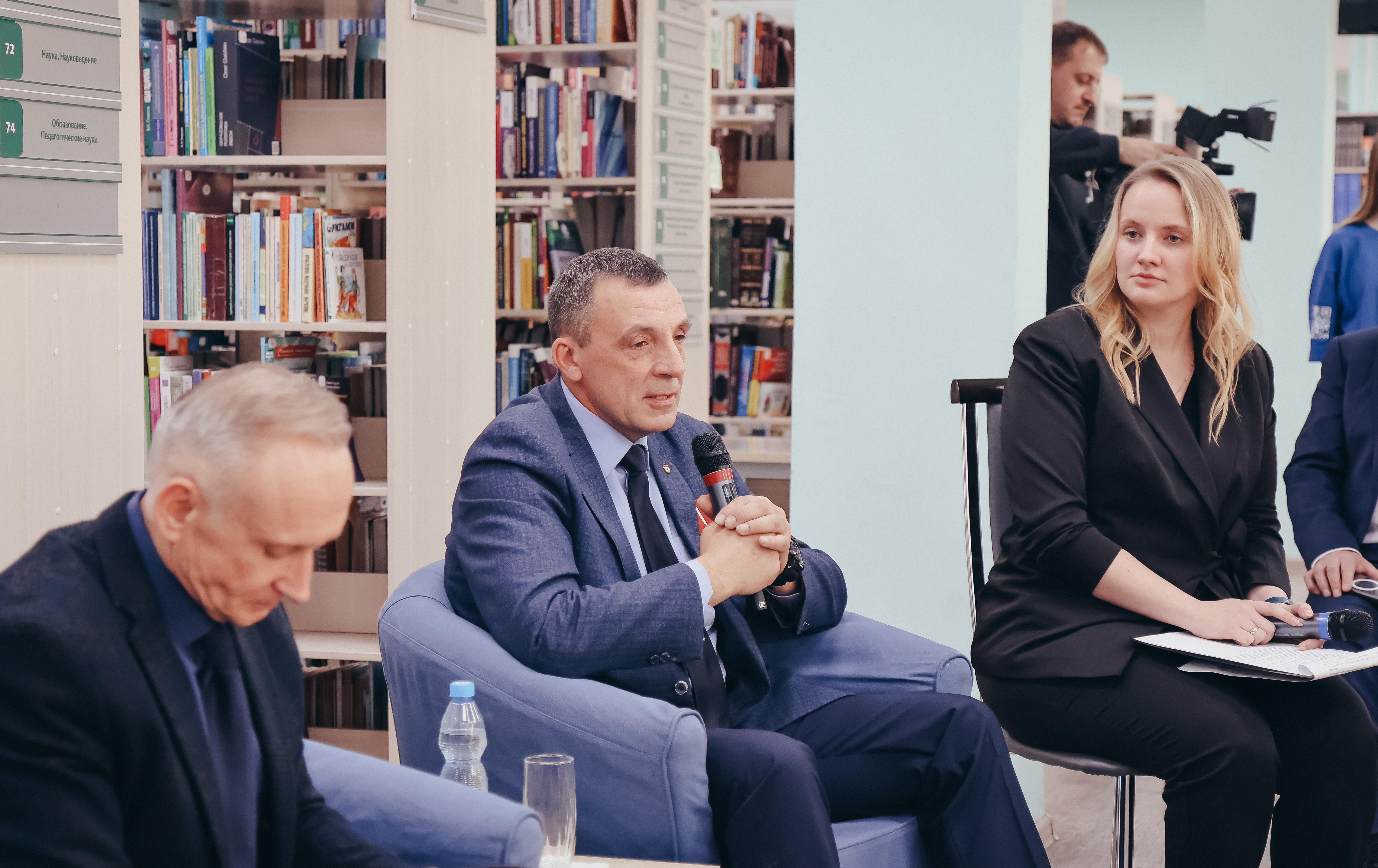 ФОТО к новости: «Время героев»: в НГПУ обсудили, что вдохновляет человека на подвиг