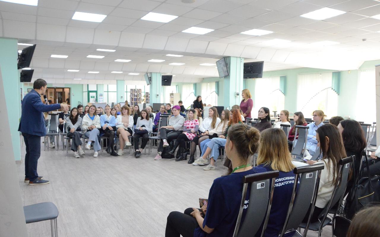 ФОТО к новости: Алексей Чадов: «Педагогика – высшее искусство». В НГПУ открылся форум трека «Знание.Учитель» Российского общества «Знание»