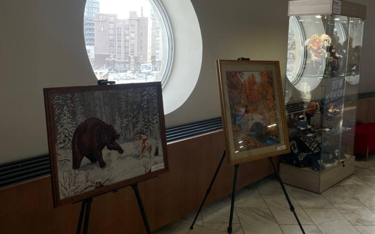 ФОТО к новости: Дневник ПедСибири: «Неслучайные образы». В театре «Глобус» открылась выставка творческих работ студентов и преподавателей НГПУ