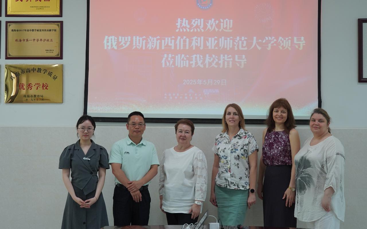 ФОТО к новости: Поддержка будущих поступающих: делегация НГПУ посетила школу иностранных языков в Китае в преддверии гаокао