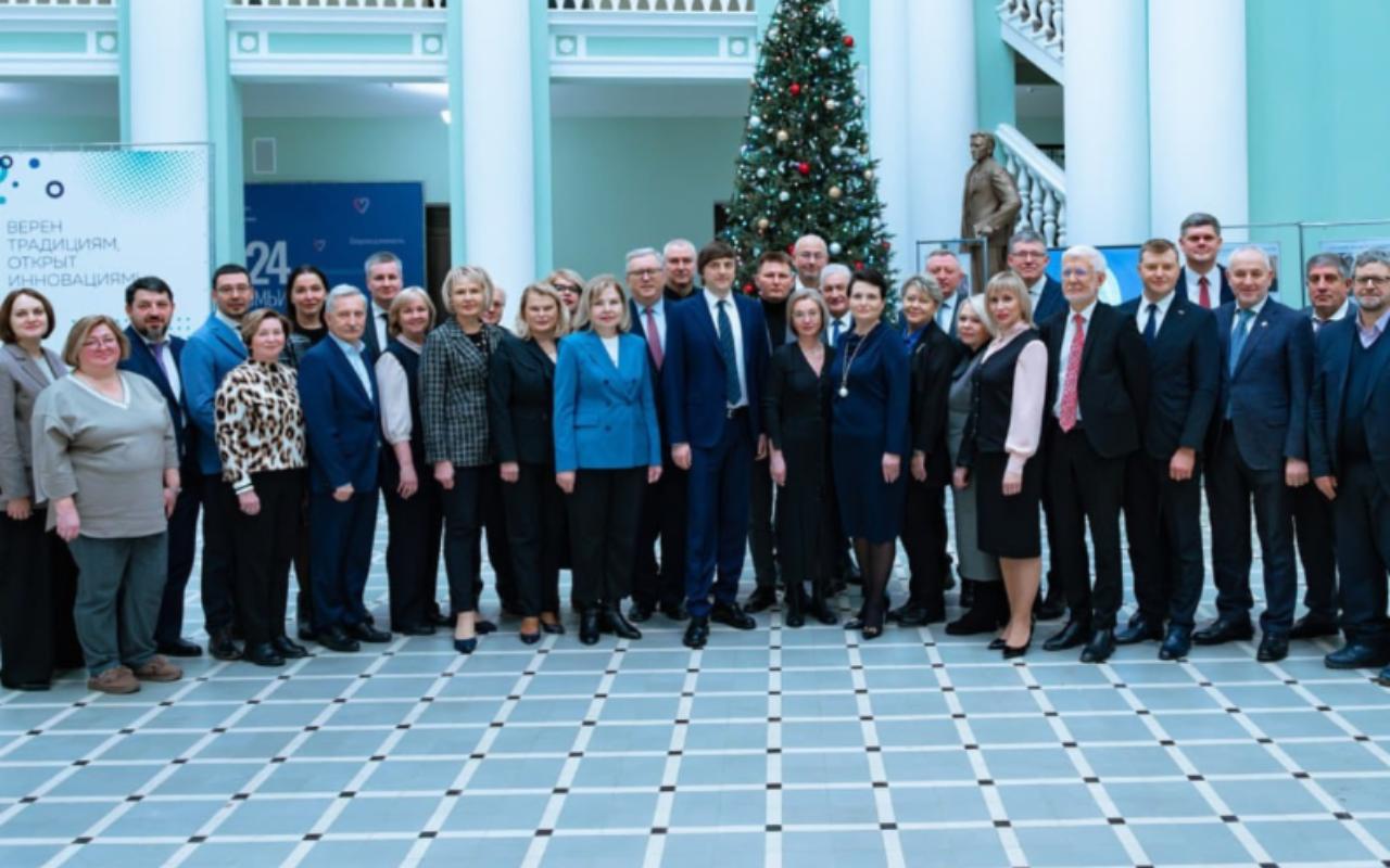 ФОТО к новости: Министр просвещения РФ вручил ведомственные награды руководителям региональных органов власти в сфере образования