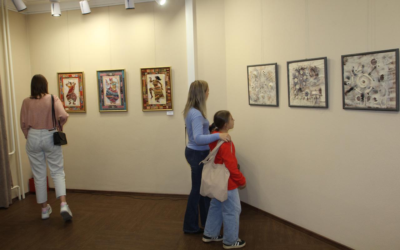 ФОТО к новости: Лучи творческого солнца: в Новосибирске открылась выставка к 30-летию кафедры  ДПИ НГПУ 