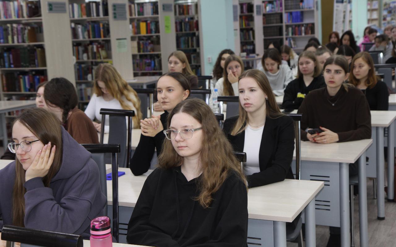 ФОТО к новости: Урок мужества, честности и нравственности: и.о. ректора, преподаватели и студенты НГПУ встретились с директором школы – участником СВО